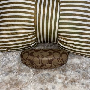 Universal eyeglass case